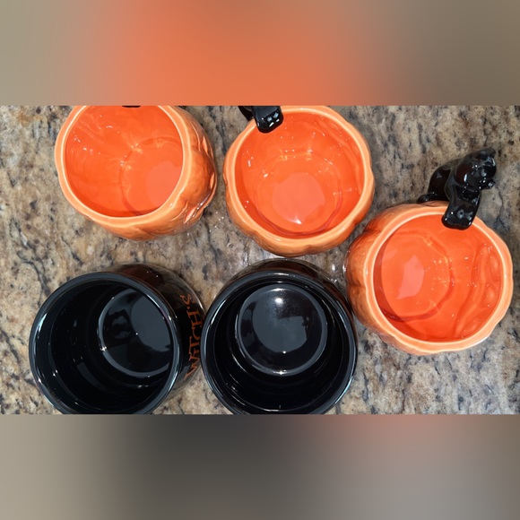 5 Halloween Mugs, 2 Cauldron Witch's
Brew mug, 3 Orange Jack O Lantern Mug - Picture 11 of 11
